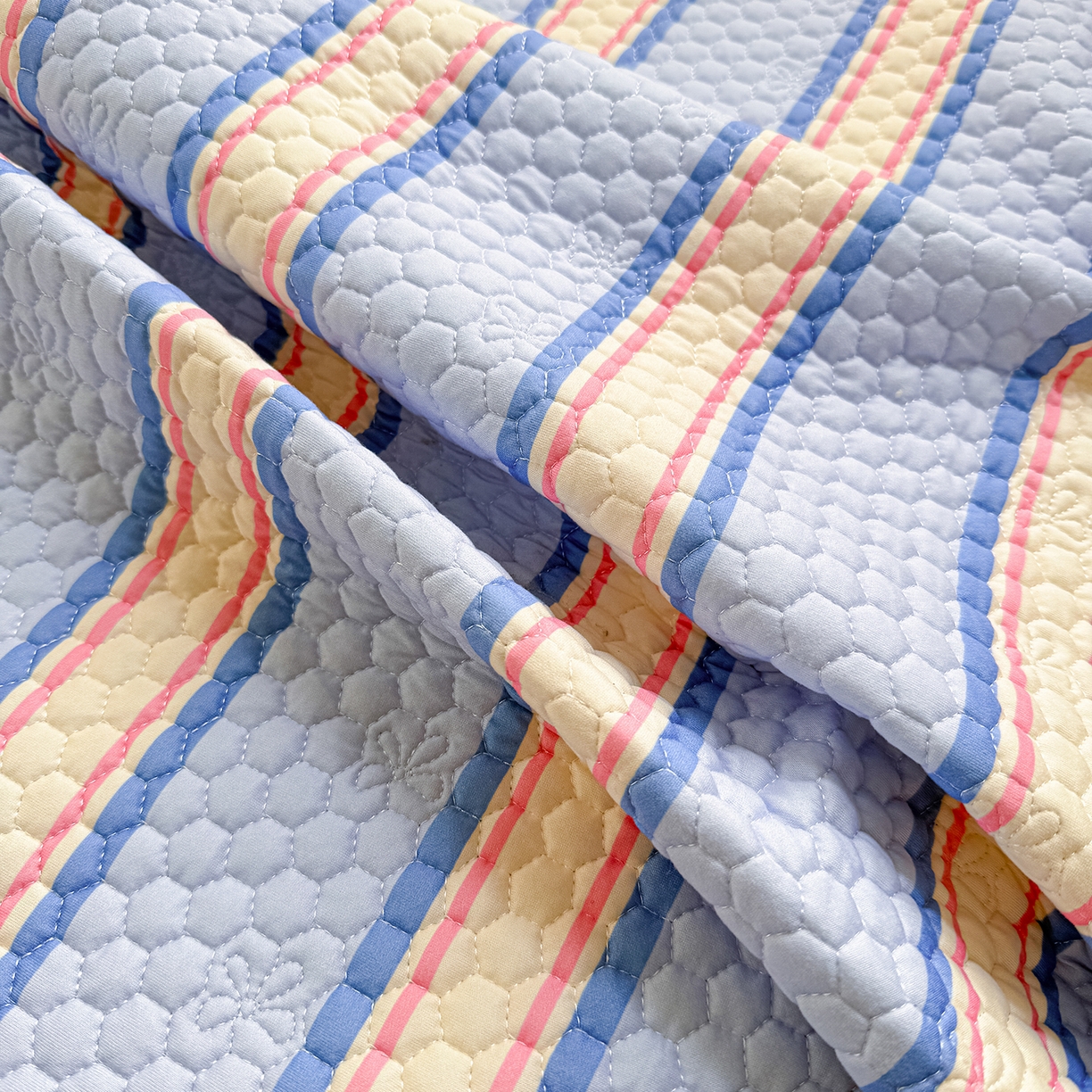 91家纺网 家纺一手货源 找家纺 梵克保罗 2026新款金豆豆床盖A类针织棉印花大版卡通床盖三四件套 要嘛有马