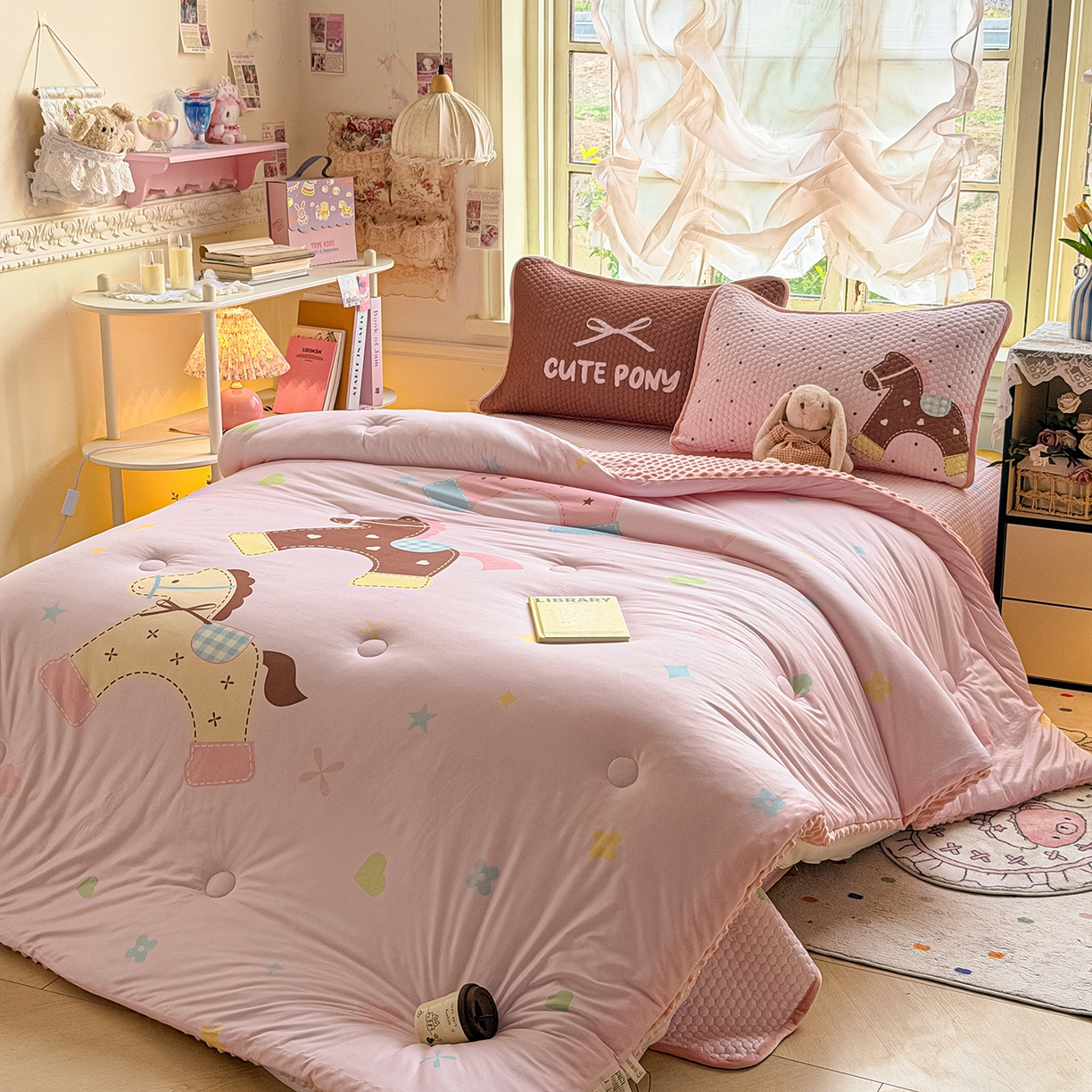 91家纺网 家纺一手货源 找家纺 梵克保罗 2026新款金豆豆床盖A类针织棉印花大版卡通床盖三四件套 马内多多粉