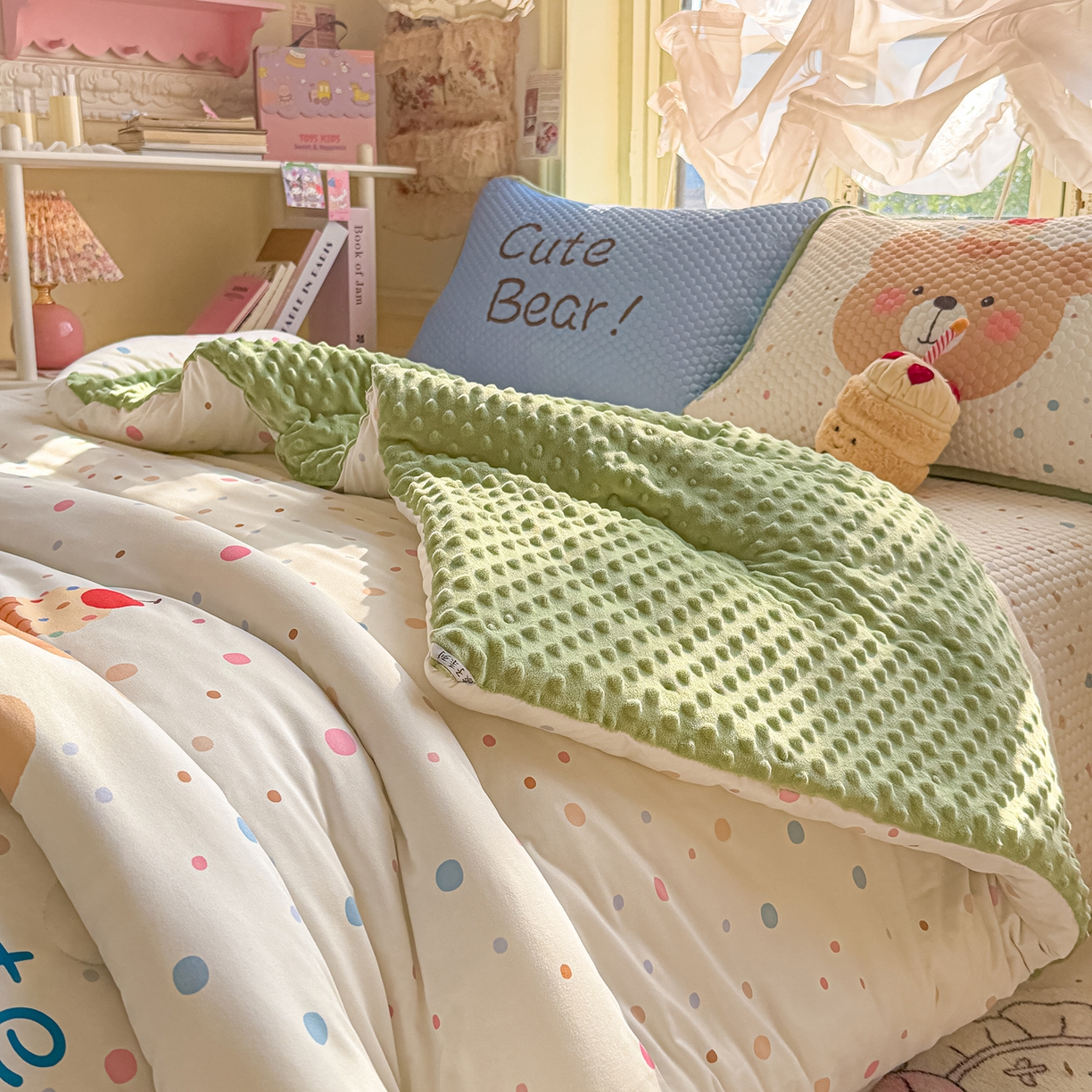 91家纺网 家纺一手货源 找家纺 梵克保罗 2026新款金豆豆床盖A类针织棉印花大版卡通床盖三四件套 可爱小熊