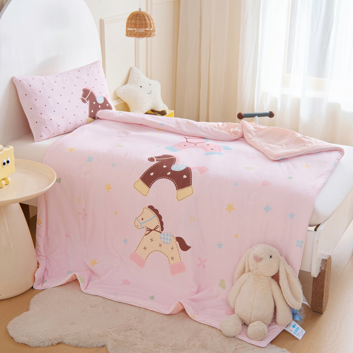 91家纺网 家纺一手货源 找家纺 御棉坊 御棉坊2026萌趣A类凉感幼儿园夏凉被宝宝午睡薄被子儿童空调被夏被 木马乐园-粉