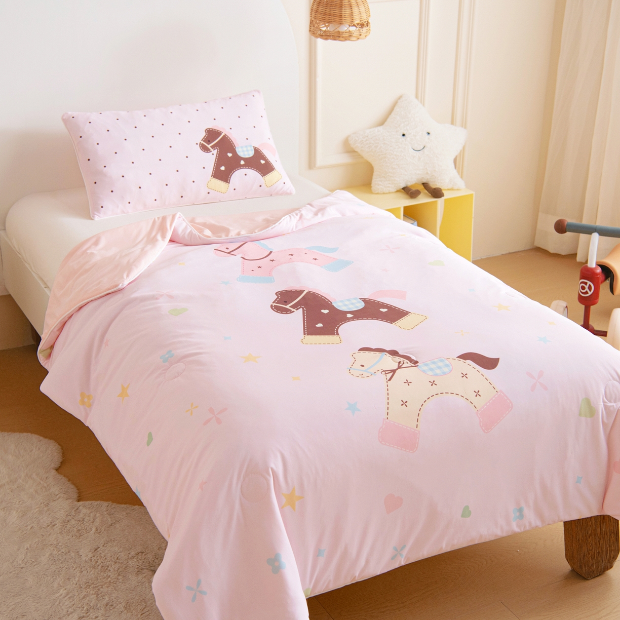 91家纺网 家纺一手货源 找家纺 御棉坊 御棉坊2026萌趣A类凉感幼儿园夏凉被宝宝午睡薄被子儿童空调被夏被 木马乐园-粉