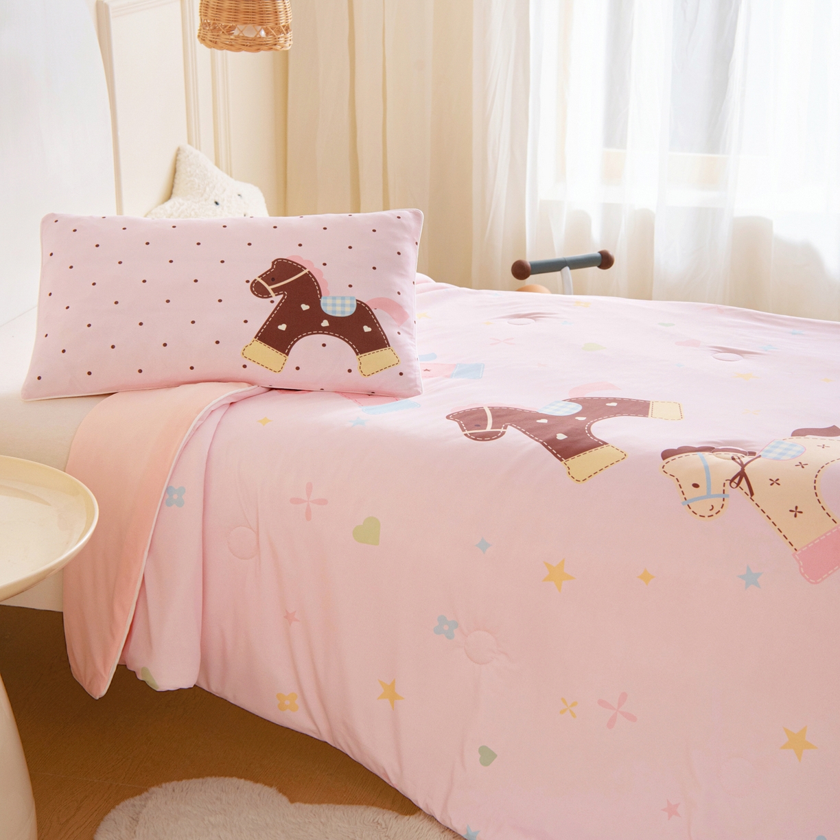 91家纺网 家纺一手货源 找家纺 御棉坊 御棉坊2026萌趣A类凉感幼儿园夏凉被宝宝午睡薄被子儿童空调被夏被 木马乐园-粉