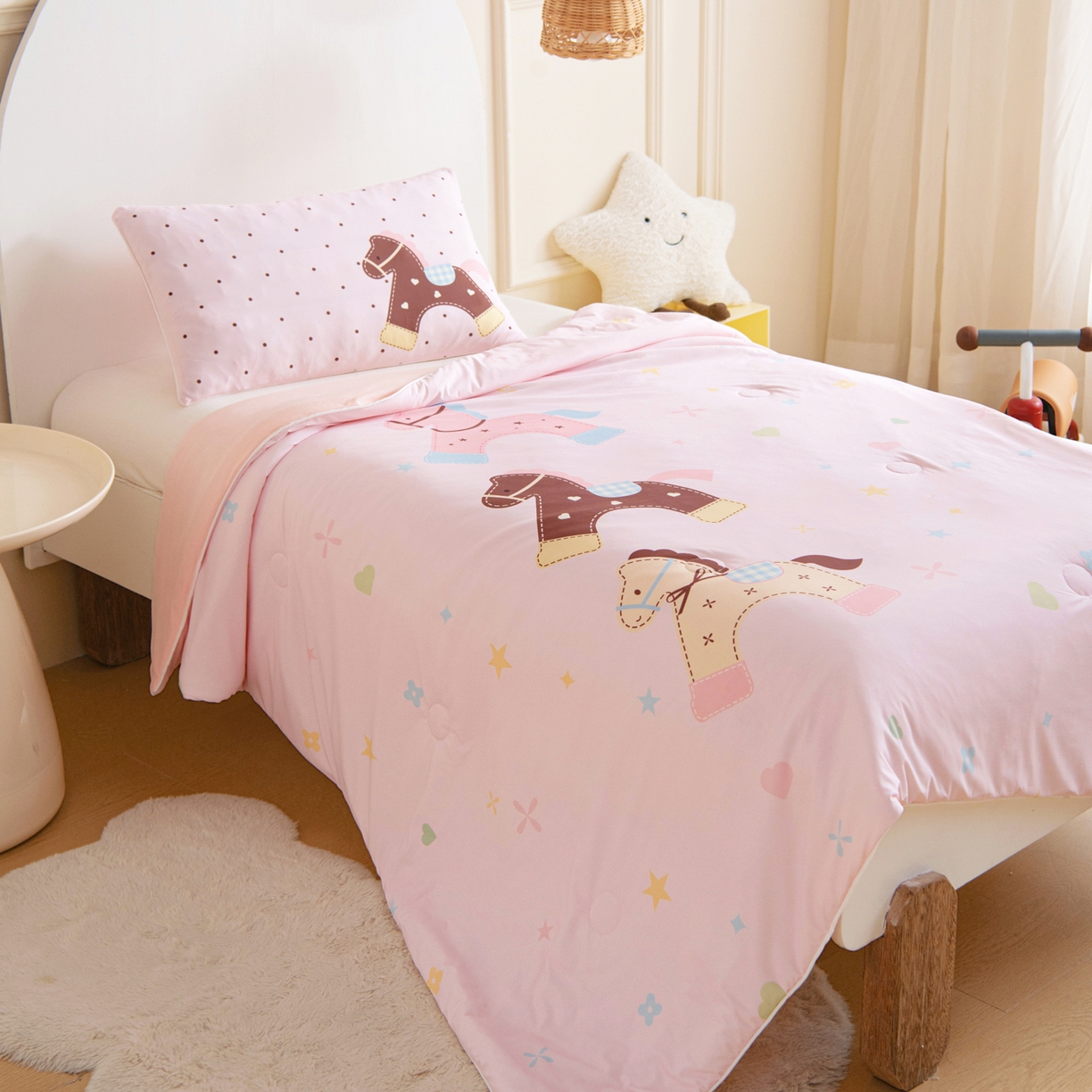 91家纺网 家纺一手货源 找家纺 御棉坊 御棉坊2026萌趣A类凉感幼儿园夏凉被宝宝午睡薄被子儿童空调被夏被 木马乐园-粉