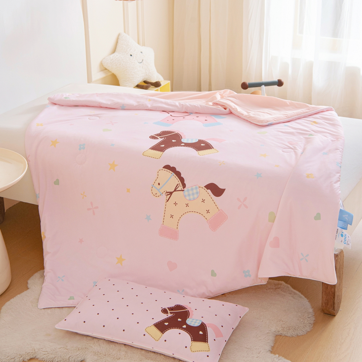 91家纺网 家纺一手货源 找家纺 御棉坊 御棉坊2026萌趣A类凉感幼儿园夏凉被宝宝午睡薄被子儿童空调被夏被 木马乐园-粉