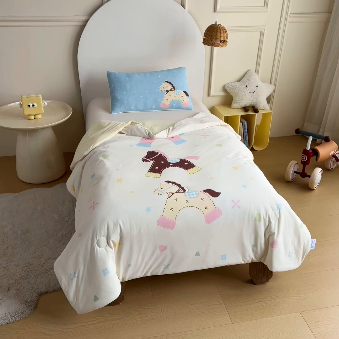 91家纺网 家纺一手货源 找家纺 御棉坊 御棉坊2026萌趣A类凉感幼儿园夏凉被宝宝午睡薄被子儿童空调被夏被 木马乐园-米