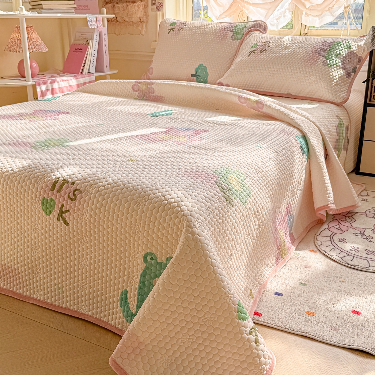 91家纺网 家纺一手货源 找家纺 梵克保罗 2026新款金豆豆床盖A类针织棉印花大版卡通床盖三四件套 粉熊和小鳄