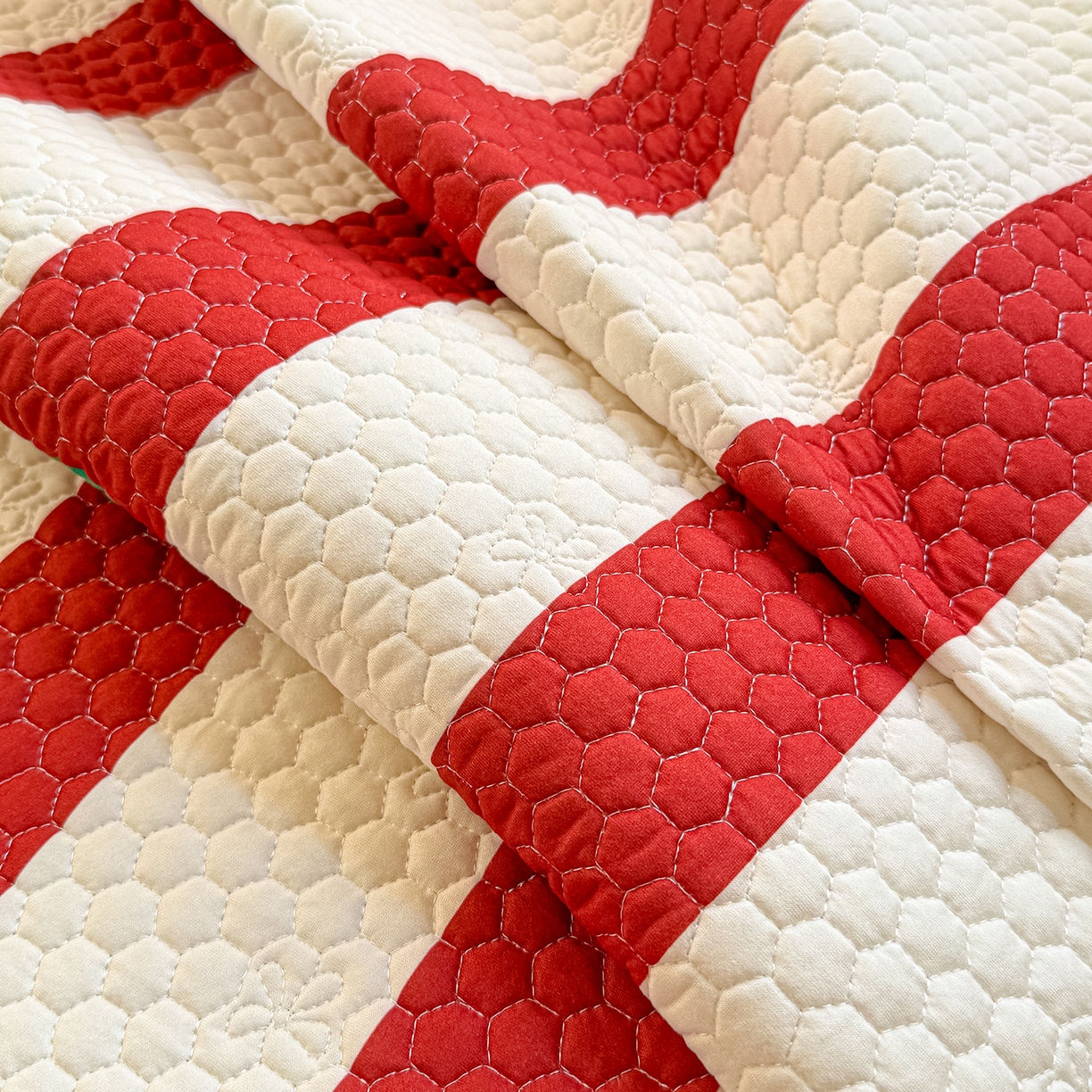 91家纺网 家纺一手货源 找家纺 梵克保罗 2026新款金豆豆床盖A类针织棉印花大版卡通床盖三四件套 鸿运当头