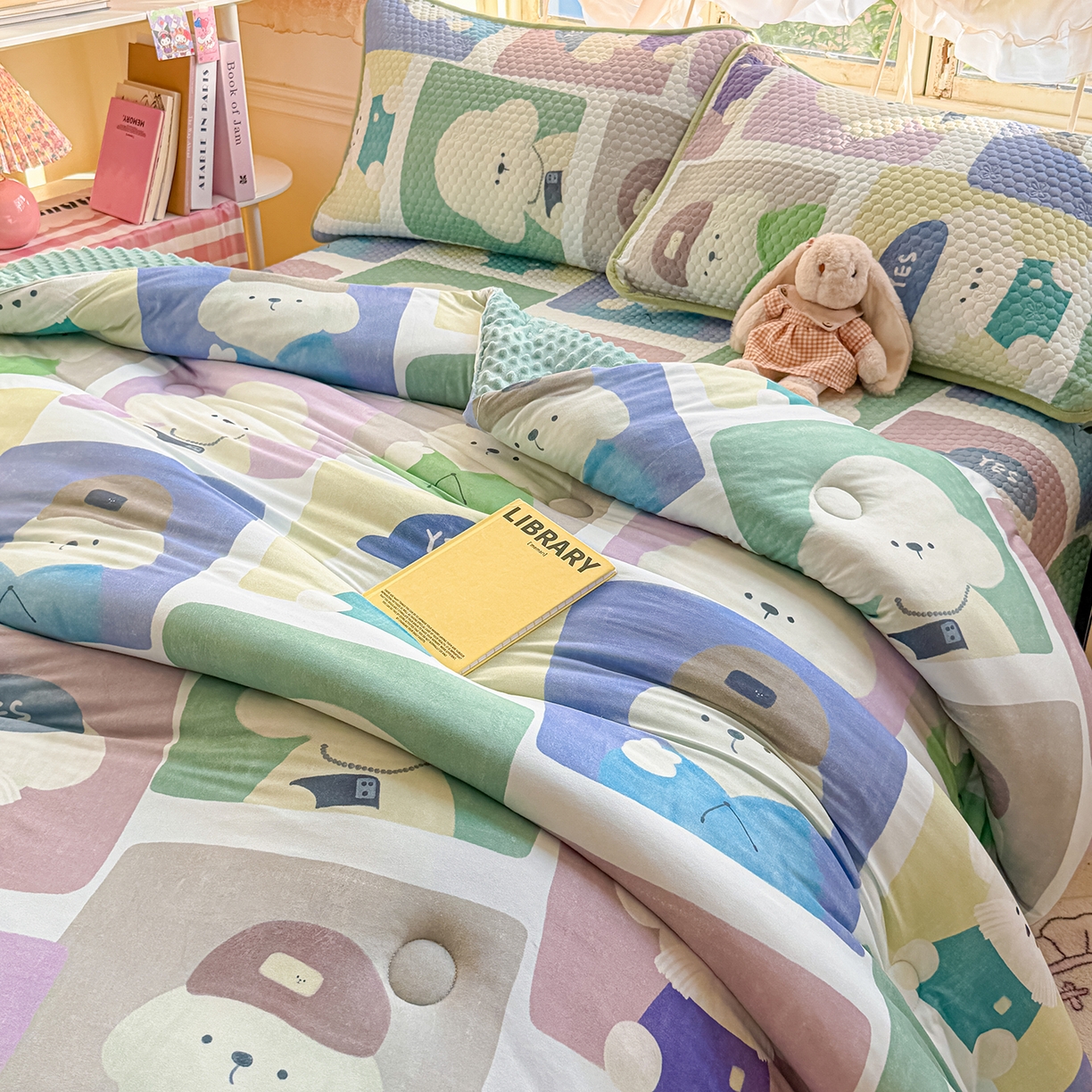 91家纺网 家纺一手货源 找家纺 梵克保罗 2026新款金豆豆床盖A类针织棉印花大版卡通床盖三四件套 大头贴