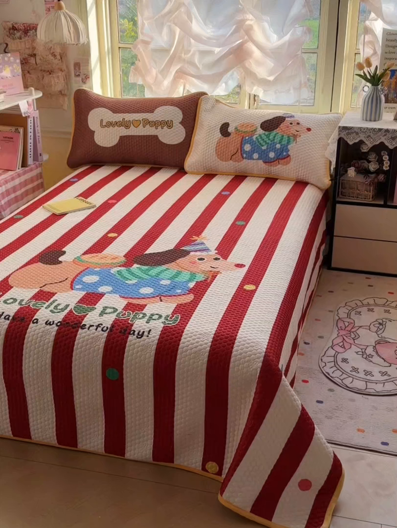 91家纺网 家纺一手货源 找家纺 梵克保罗 2026新款金豆豆床盖A类针织棉印花大版卡通床盖三四件套 鸿运当头