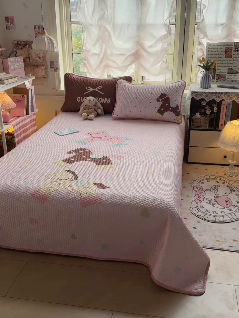 91家纺网 家纺一手货源 找家纺 梵克保罗 2026新款金豆豆床盖A类针织棉印花大版卡通床盖三四件套 马内多多粉