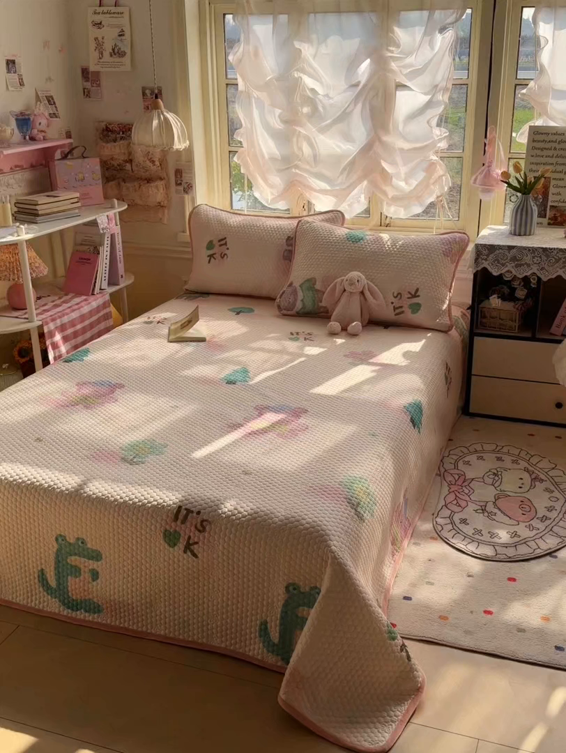 91家纺网 家纺一手货源 找家纺 梵克保罗 2026新款金豆豆床盖A类针织棉印花大版卡通床盖三四件套 粉熊和小鳄