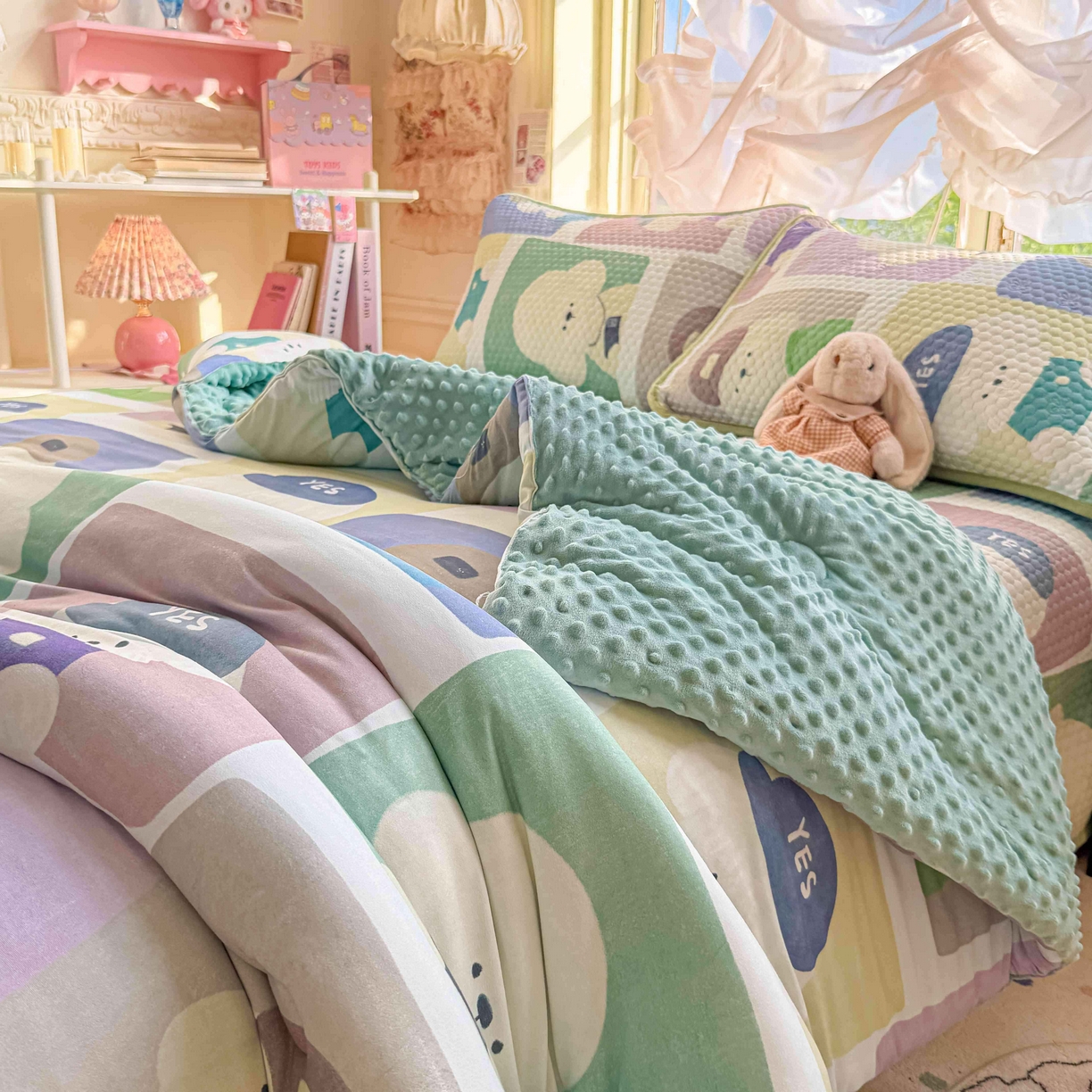 91家纺网 家纺一手货源 找家纺 梵克保罗 2026春夏直播热款A类针织棉豆豆被夏被春秋被空调被儿童学生大版卡通被子被芯 大头贴