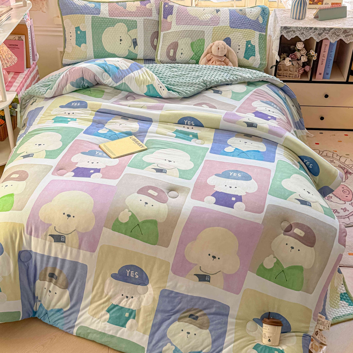 91家纺网 家纺一手货源 找家纺 梵克保罗 2026春夏直播热款A类针织棉豆豆被夏被春秋被空调被儿童学生大版卡通被子被芯 大头贴