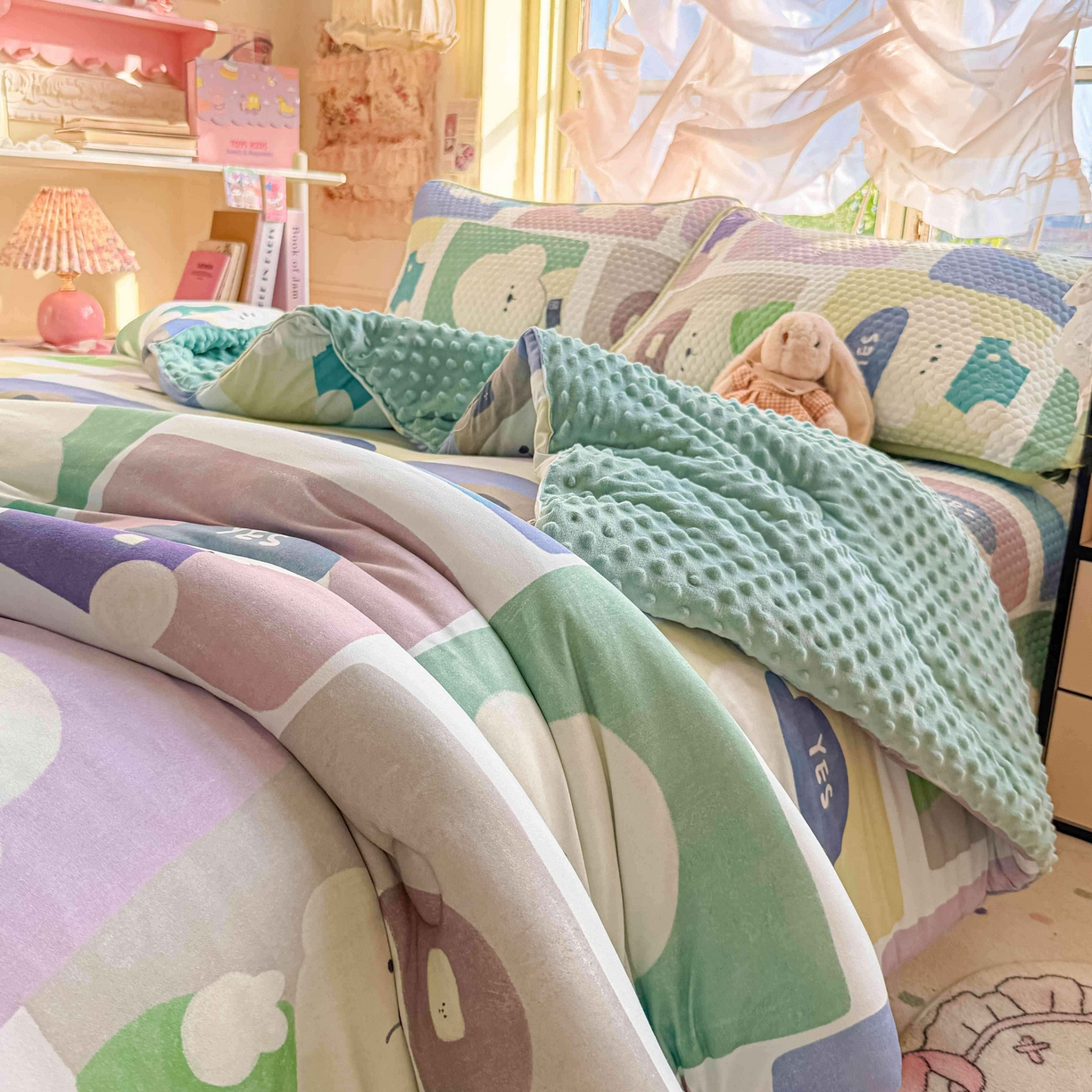 91家纺网 家纺一手货源 找家纺 梵克保罗 2026春夏直播热款A类针织棉豆豆被夏被春秋被空调被儿童学生大版卡通被子被芯 大头贴