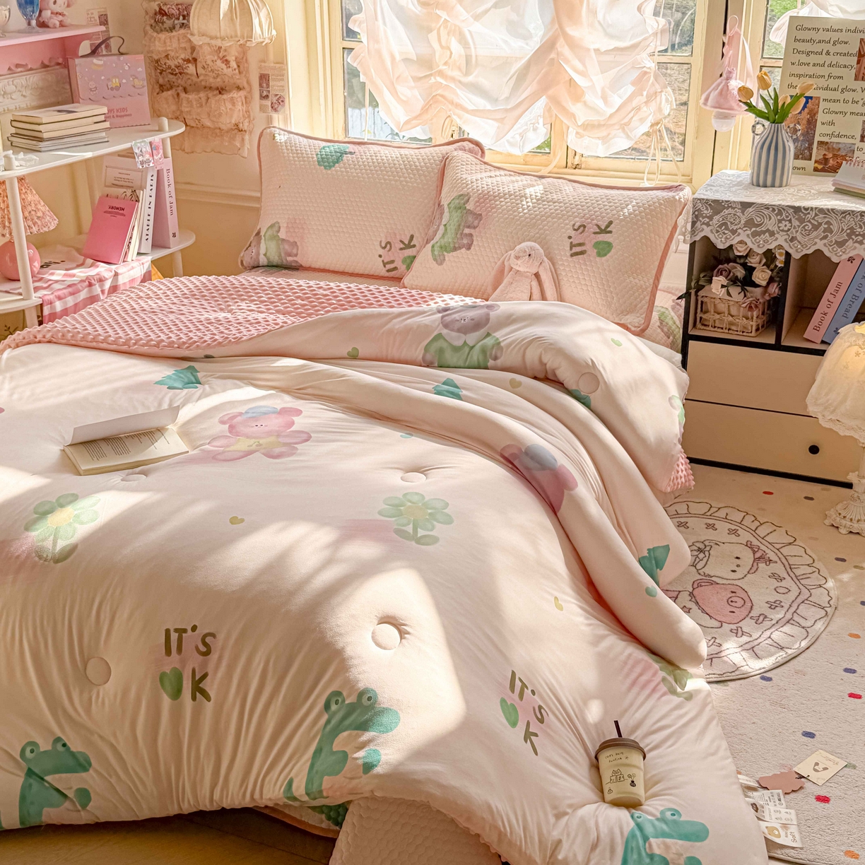 91家纺网 家纺一手货源 找家纺 梵克保罗 2026春夏直播热款A类针织棉豆豆被夏被春秋被空调被儿童学生大版卡通被子被芯 粉熊和小鳄