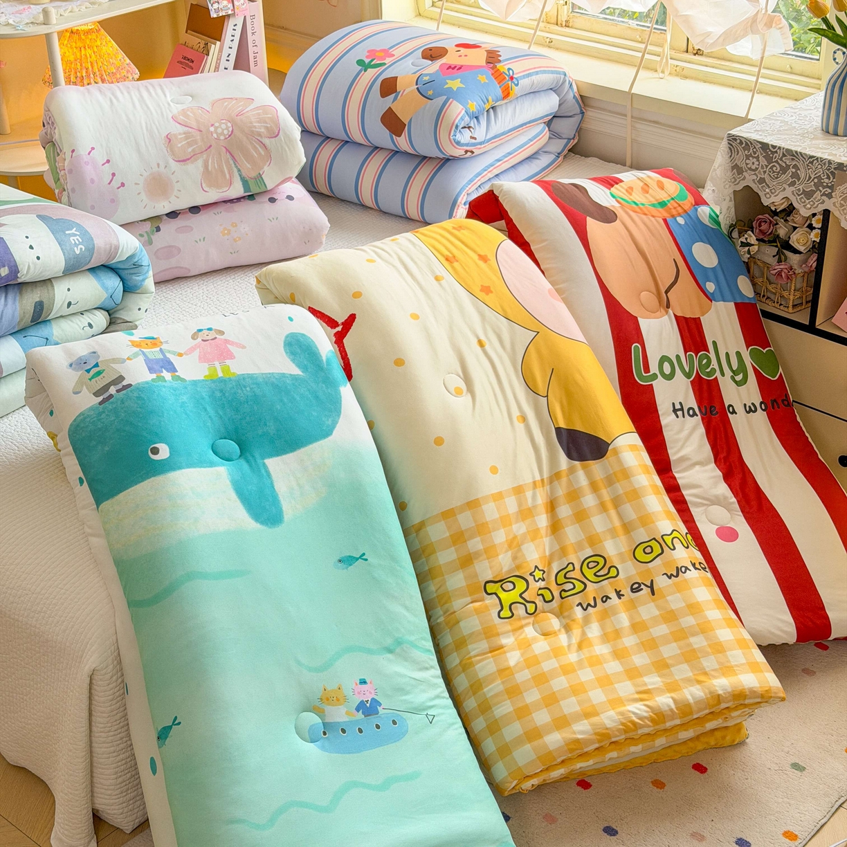 91家纺网 家纺一手货源 找家纺 梵克保罗 2026春夏直播热款A类针织棉豆豆被夏被春秋被空调被儿童学生大版卡通被子被芯 马内多多粉