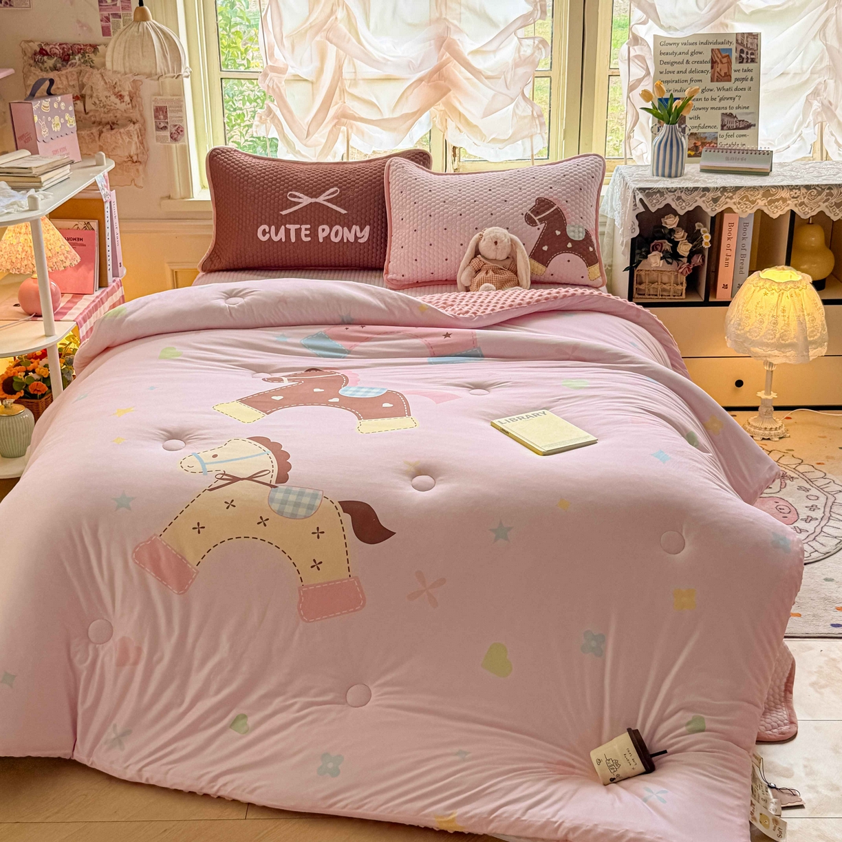 91家纺网 家纺一手货源 找家纺 梵克保罗 2026春夏直播热款A类针织棉豆豆被夏被春秋被空调被儿童学生大版卡通被子被芯 马内多多粉