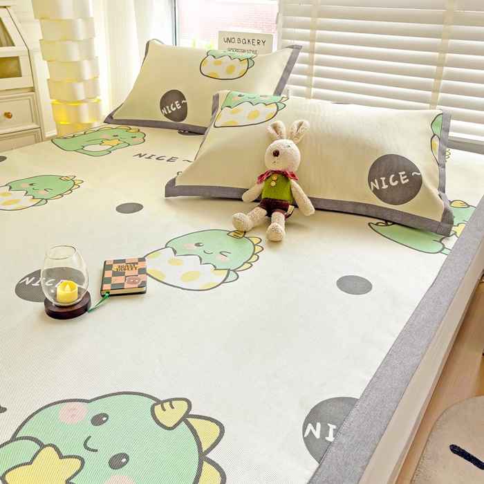 91家纺网 家纺一手货源 找家纺 金盛纺 2025新款A类数码印花冰丝席-床席款萌恐龙-床席款