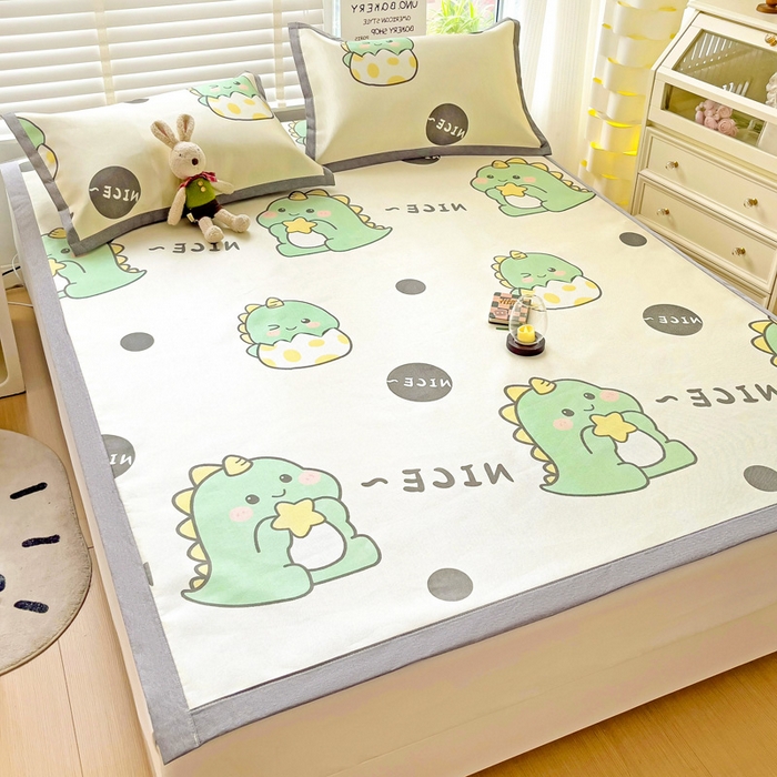 91家纺网 家纺一手货源 找家纺 金盛纺 2025新款A类数码印花冰丝席-床席款萌恐龙-床席款