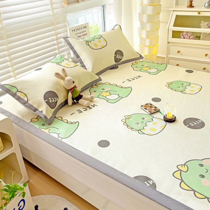 91家纺网 家纺一手货源 找家纺 金盛纺 2025新款A类数码印花冰丝席-床席款萌恐龙-床席款