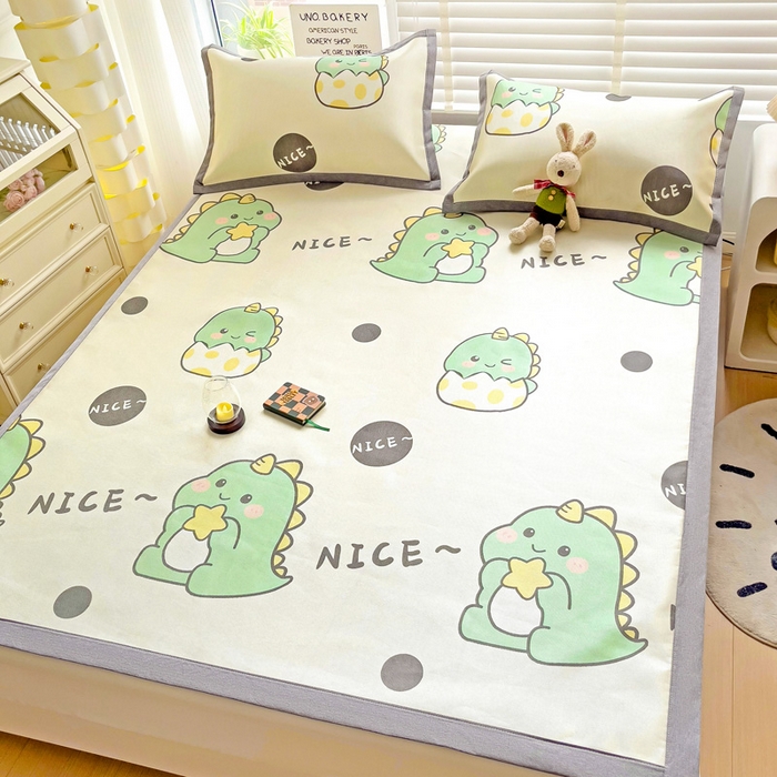 91家纺网 家纺一手货源 找家纺 金盛纺 2025新款A类数码印花冰丝席-床席款萌恐龙-床席款