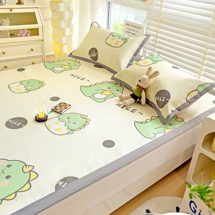 91家纺网 家纺一手货源 找家纺 金盛纺 2025新款A类数码印花冰丝席-床席款萌恐龙-床席款