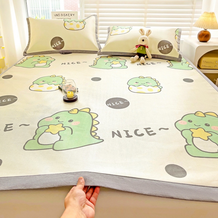 91家纺网 家纺一手货源 找家纺 金盛纺 2025新款A类数码印花冰丝席-床席款萌恐龙-床席款