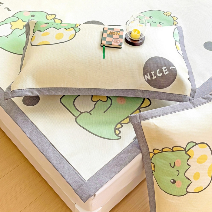 91家纺网 家纺一手货源 找家纺 金盛纺 2025新款A类数码印花冰丝席-床席款萌恐龙-床席款