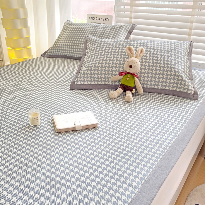 91家纺网 家纺一手货源 找家纺 金盛纺 2025新款A类数码印花冰丝席-床席款千鸟格-灰-床席款