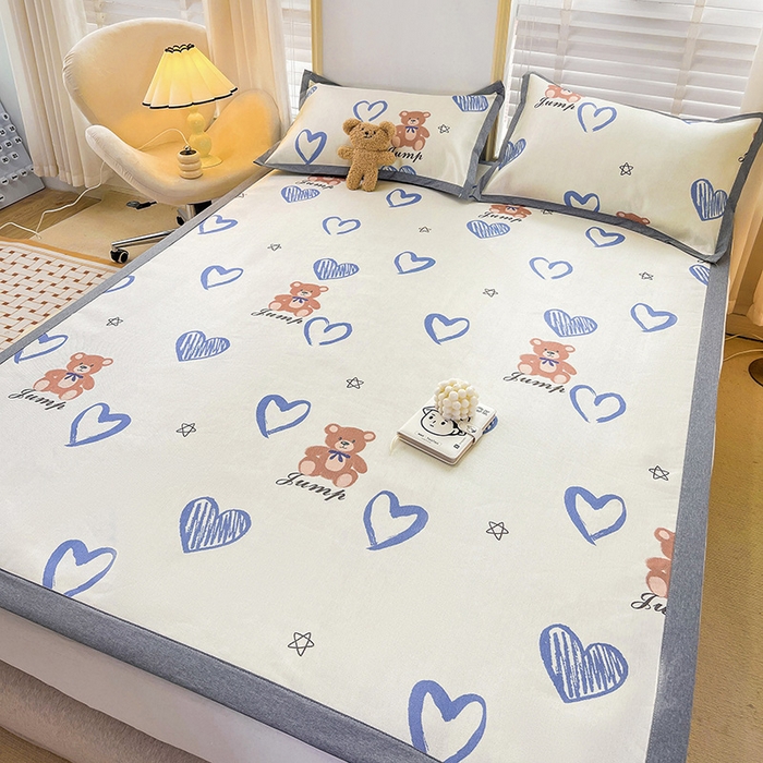 91家纺网 家纺一手货源 找家纺 金盛纺 2025新款A类数码印花冰丝席-床席款爱心小熊-床席款