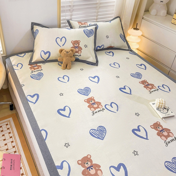 91家纺网 家纺一手货源 找家纺 金盛纺 2025新款A类数码印花冰丝席-床席款爱心小熊-床席款