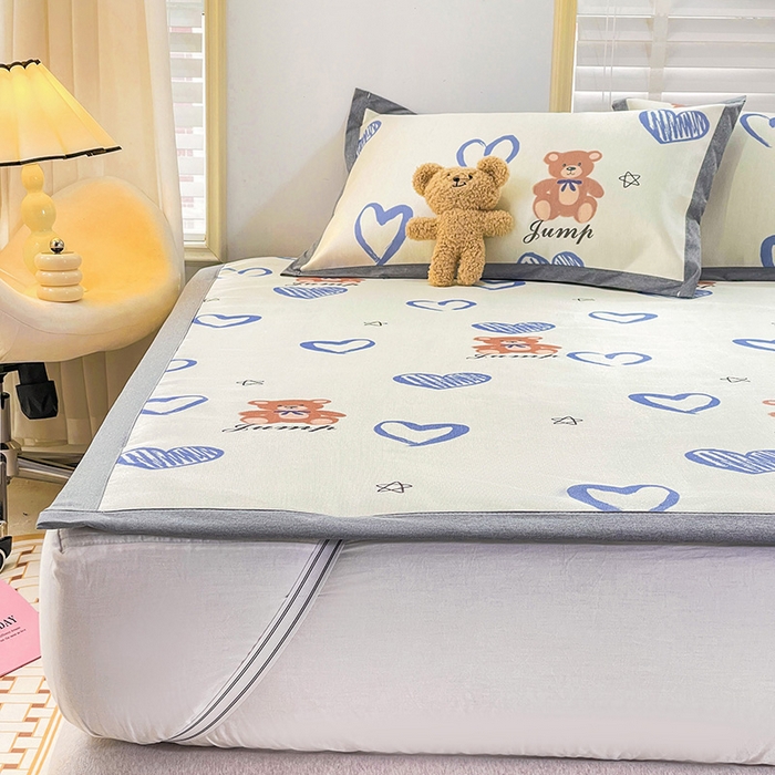 91家纺网 家纺一手货源 找家纺 金盛纺 2025新款A类数码印花冰丝席-床席款爱心小熊-床席款