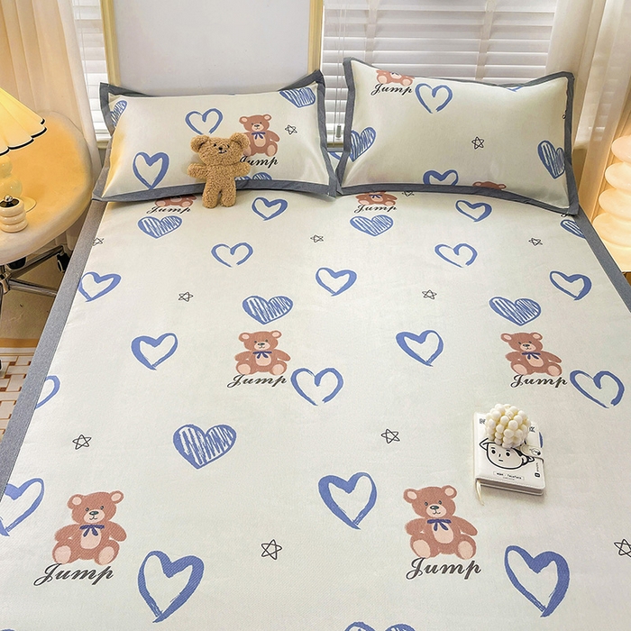 91家纺网 家纺一手货源 找家纺 金盛纺 2025新款A类数码印花冰丝席-床席款爱心小熊-床席款