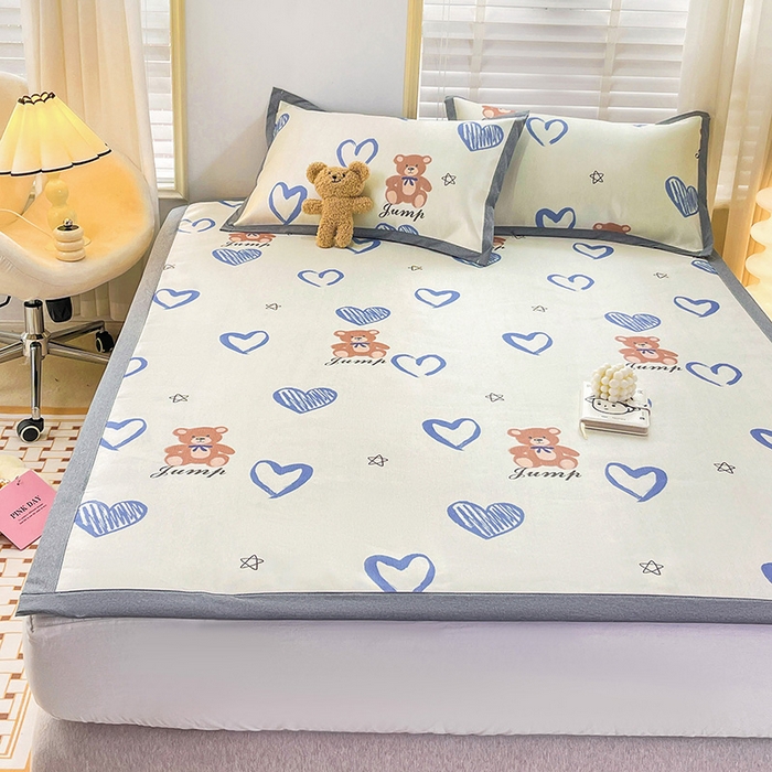 91家纺网 家纺一手货源 找家纺 金盛纺 2025新款A类数码印花冰丝席-床席款爱心小熊-床席款