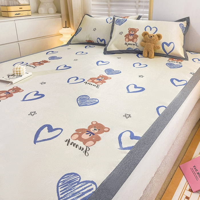 91家纺网 家纺一手货源 找家纺 金盛纺 2025新款A类数码印花冰丝席-床席款爱心小熊-床席款