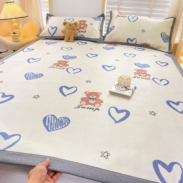 91家纺网 家纺一手货源 找家纺 金盛纺 2025新款A类数码印花冰丝席-床席款爱心小熊-床席款