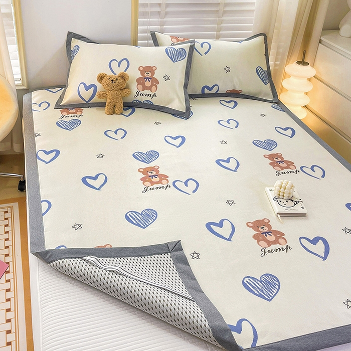 91家纺网 家纺一手货源 找家纺 金盛纺 2025新款A类数码印花冰丝席-床席款爱心小熊-床席款