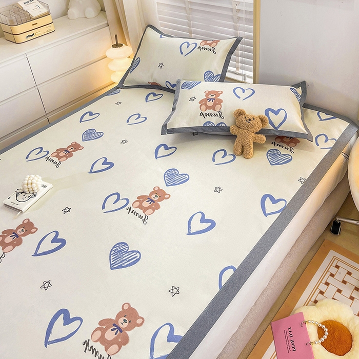 91家纺网 家纺一手货源 找家纺 金盛纺 2025新款A类数码印花冰丝席-床席款爱心小熊-床席款