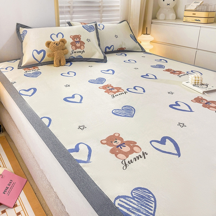 91家纺网 家纺一手货源 找家纺 金盛纺 2025新款A类数码印花冰丝席-床席款爱心小熊-床席款