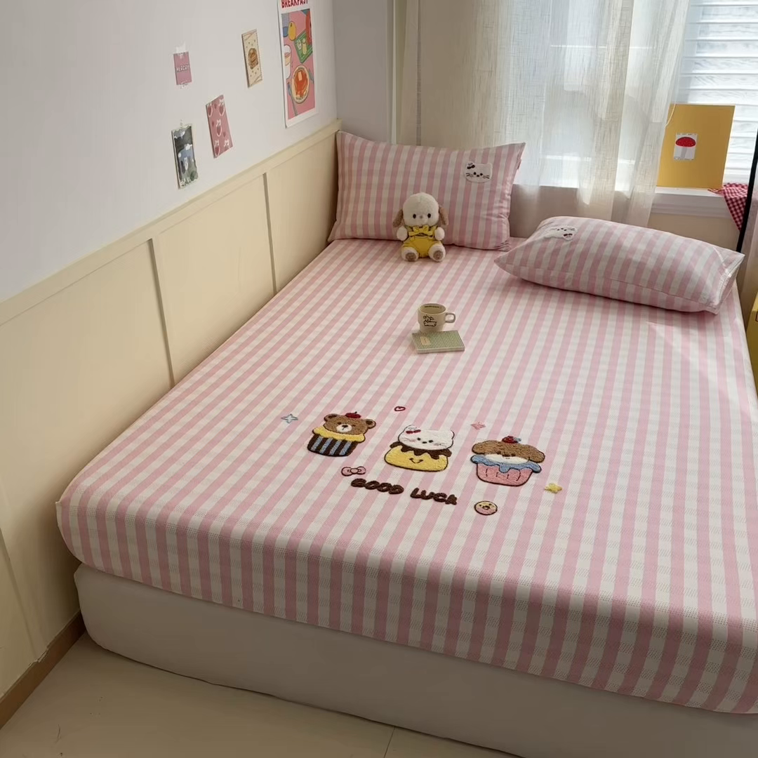 91家纺网 家纺一手货源 找家纺 雅居纺家纺 2026新款毛巾绣全棉纯棉老粗布席子凉席床笠床单 粉格甜宠