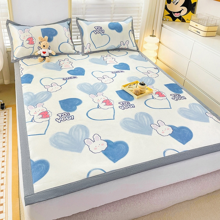 91家纺网 家纺一手货源 找家纺 金盛纺 2025新款A类数码印花冰丝席-床席款幸运兔-床席款