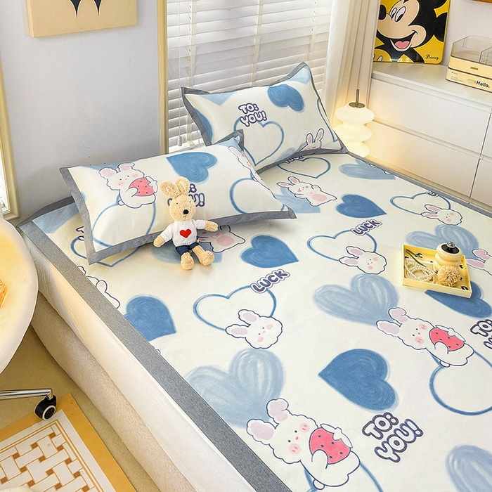 91家纺网 家纺一手货源 找家纺 金盛纺 2025新款A类数码印花冰丝席-床席款幸运兔-床席款