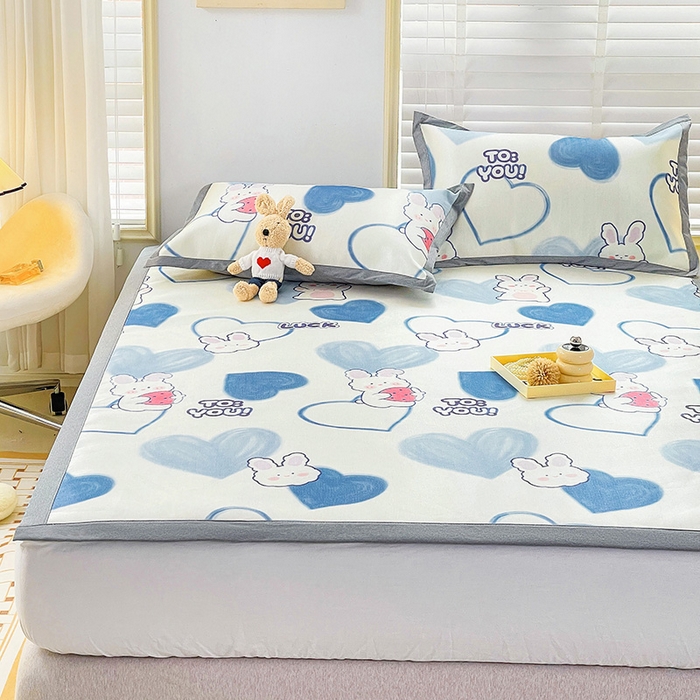 91家纺网 家纺一手货源 找家纺 金盛纺 2025新款A类数码印花冰丝席-床席款幸运兔-床席款