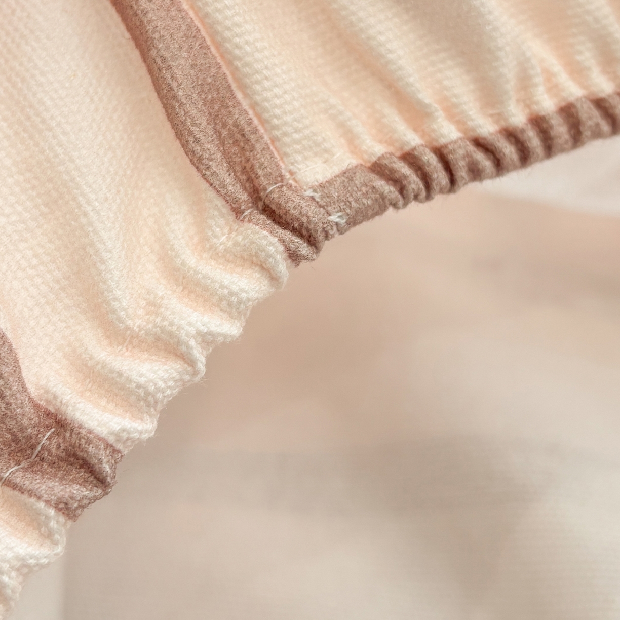 91家纺网 家纺一手货源 找家纺 雅居纺家纺 2026新款毛巾绣全棉纯棉老粗布席子凉席床笠床单 咖条小熊