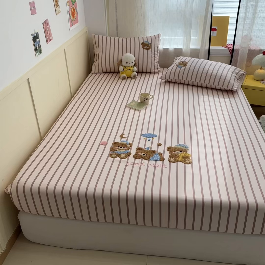 91家纺网 家纺一手货源 找家纺 雅居纺家纺 2026新款毛巾绣全棉纯棉老粗布席子凉席床笠床单 咖条小熊