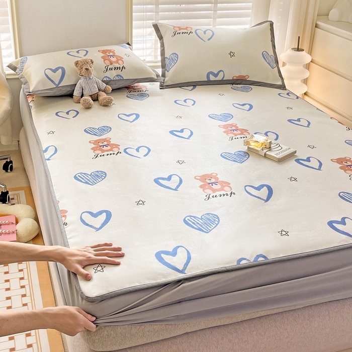 91家纺网 家纺一手货源 找家纺 金盛纺 2025新款A类数码印花冰丝席-床笠款爱心小熊