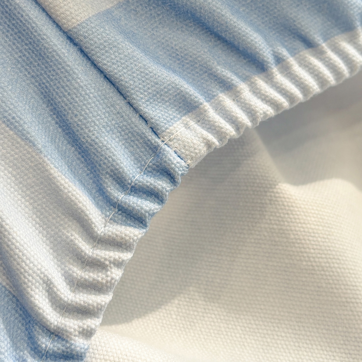 91家纺网 家纺一手货源 找家纺 雅居纺家纺 2026新款毛巾绣全棉纯棉老粗布席子凉席床笠床单 蓝条睡睡狗