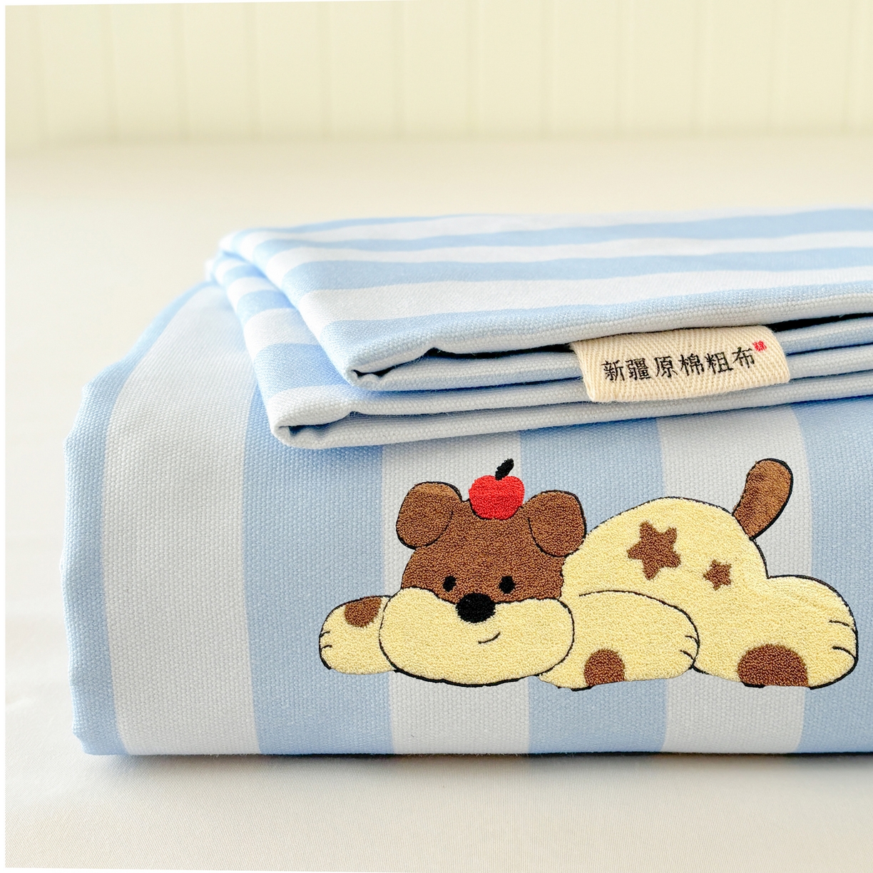 91家纺网 家纺一手货源 找家纺 雅居纺家纺 2026新款毛巾绣全棉纯棉老粗布席子凉席床笠床单 蓝条睡睡狗