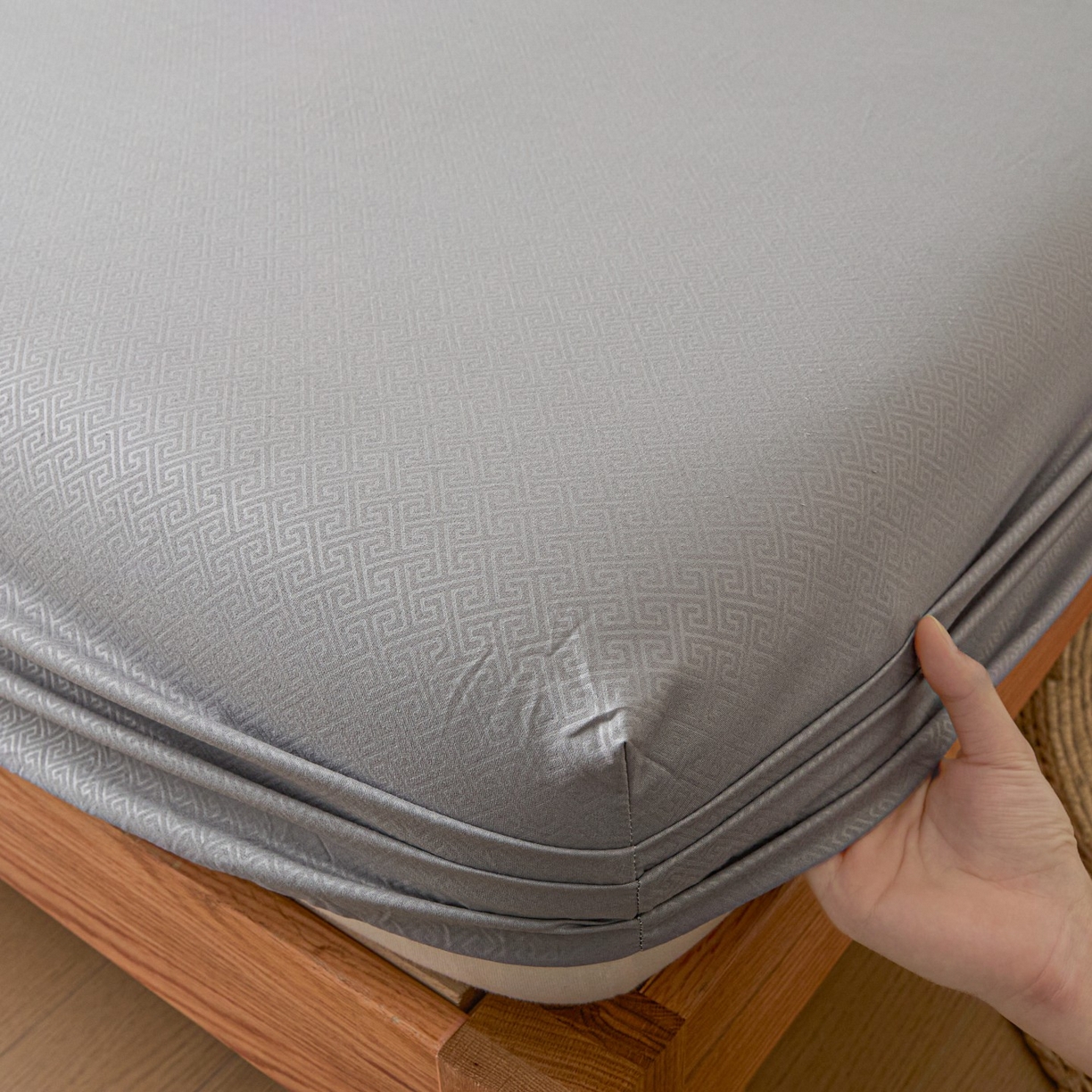 91家纺网 家纺一手货源 找家纺 梵克保罗 2026新款磨毛压光工艺单品床笠 YG-浅灰