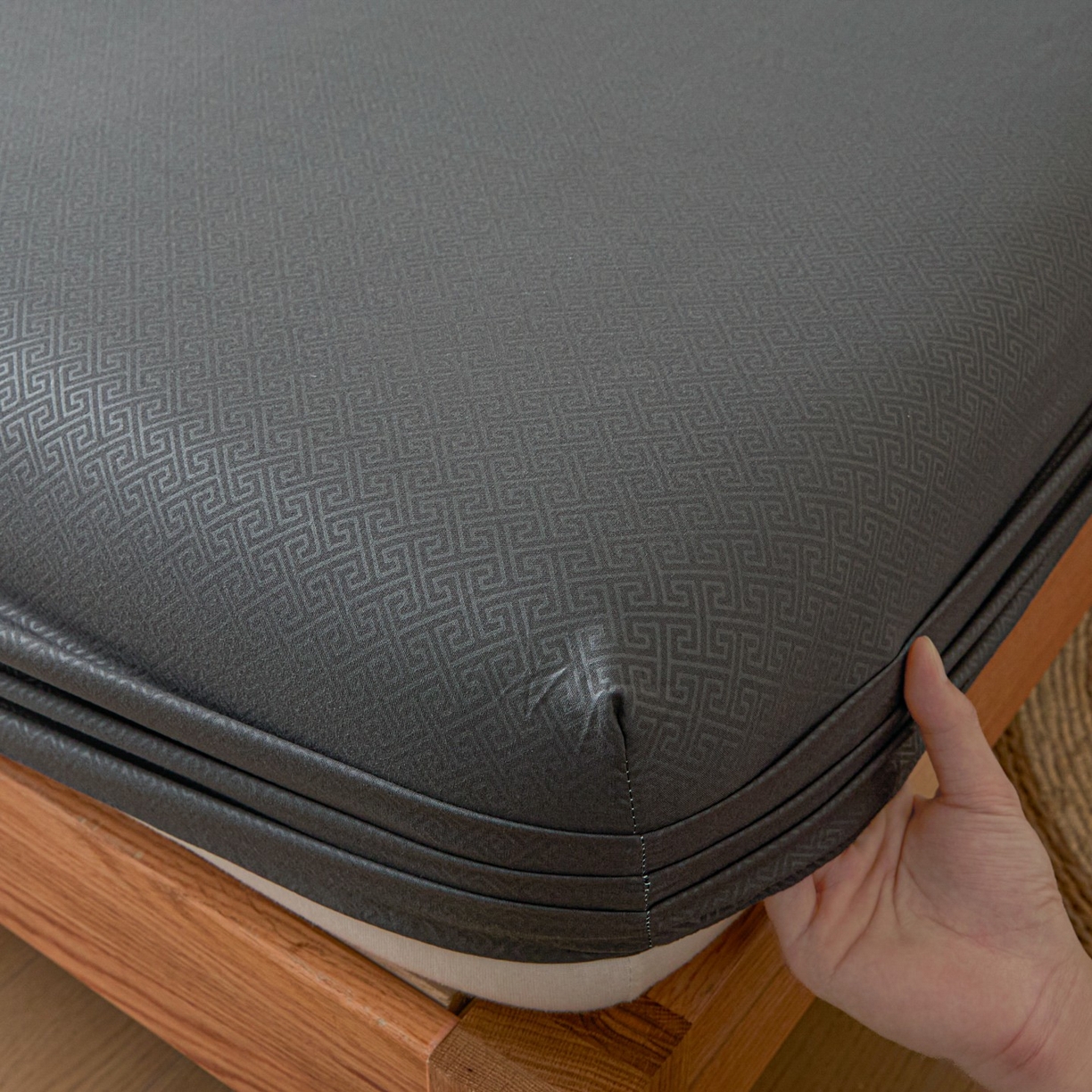 91家纺网 家纺一手货源 找家纺 梵克保罗 2026新款磨毛压光工艺单品床笠 YG-深灰